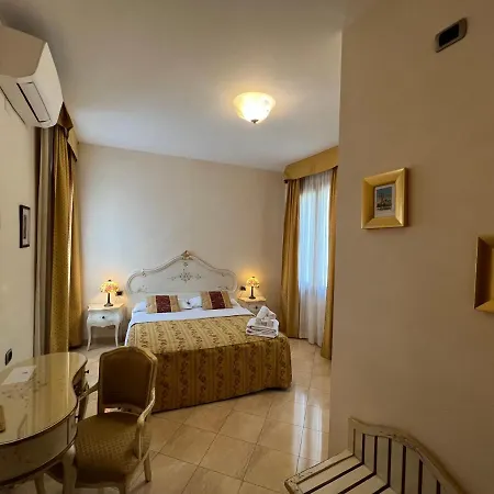 Angeles Bed & Breakfast Venice