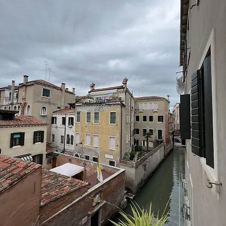 Angeles Bed & Breakfast 3*