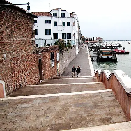 לינה וארוחת בוקר Angeles