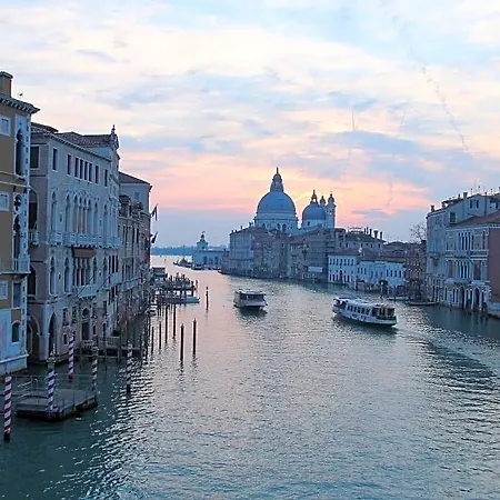 Angeles Venecia